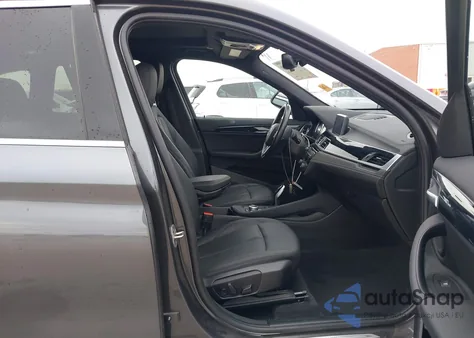 2021 BMW X1 xDrive28I z USA, uszkodzony, nr VIN WBXJG9C05M5T77726